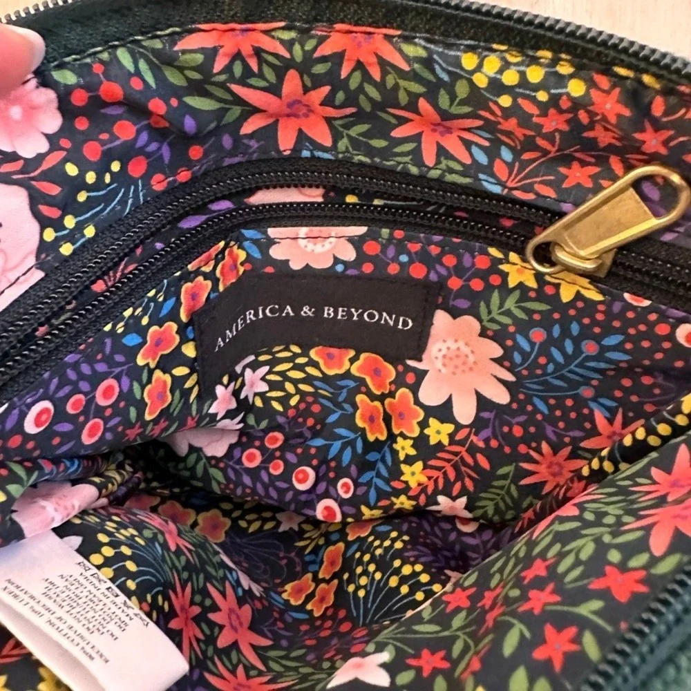 America & Beyond Beaded Initial Pouch Women Small Green Floral Wristlet P